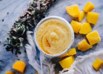 MANGO BANANA SMOOTHIE with GINGER KOMBUCHA