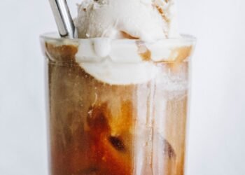 ICED LATTE & VANILLA ICE CREAM FLOAT