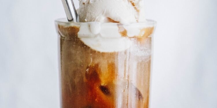 ICED LATTE & VANILLA ICE CREAM FLOAT