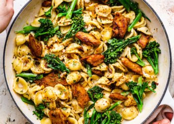 Vegan broccoli pasta with chick’n