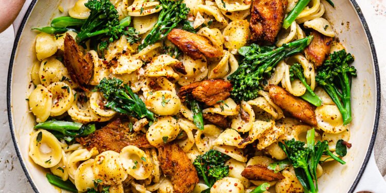 Vegan broccoli pasta with chick’n