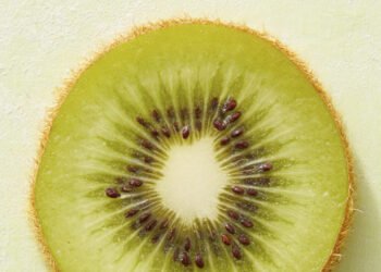 How to Peel a Kiwi + Kiwi Recipes to Try