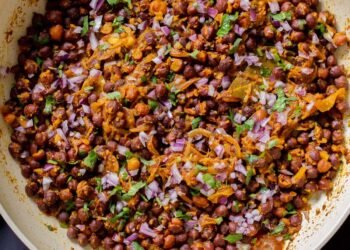 Kala Chana Ghugni (Brown Chickpea Curry)