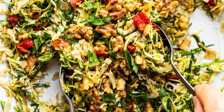 Cabbage salad with sundried tomatoes