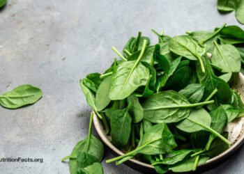 Do the Oxalates in Spinach Cause Kidney Stones? 
