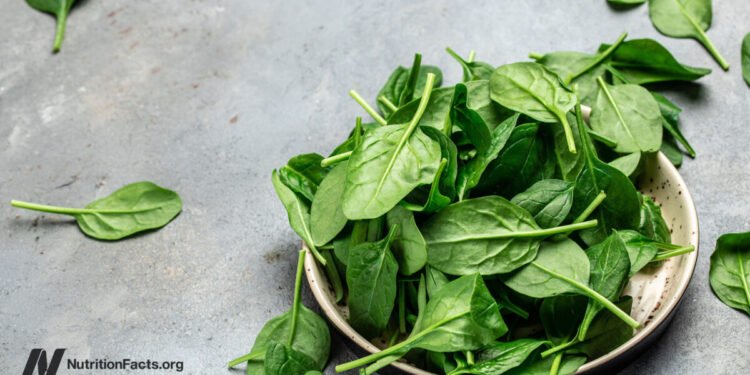 Do the Oxalates in Spinach Cause Kidney Stones? 