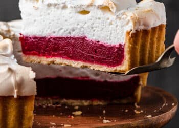Vegan meringue pie with cranberry