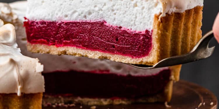 Vegan meringue pie with cranberry