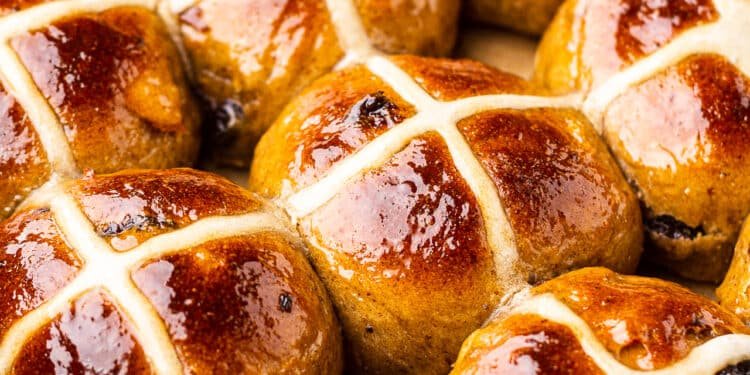 Sugar-free hot cross buns – Lazy Cat Kitchen