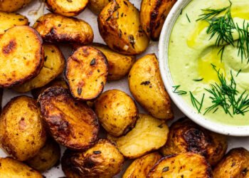 Lemon potatoes with dill sauce