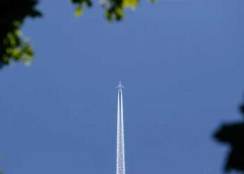 Experts reveal the truth behind those white streaks trailing planes in the sky