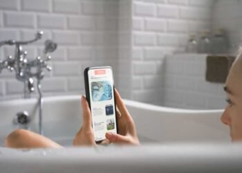 Teenager Dies After Dropping Her Phone In Bathtub While On A Call With Her Friend
