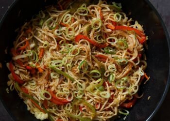 Vegetable Hakka Noodles – 1 Pot Indo Chinese Noodles
