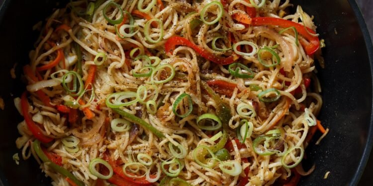 Vegetable Hakka Noodles – 1 Pot Indo Chinese Noodles
