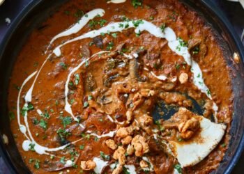 Balchao Mushrooms with Crispy White Beans (Indian Chili garlic curry)