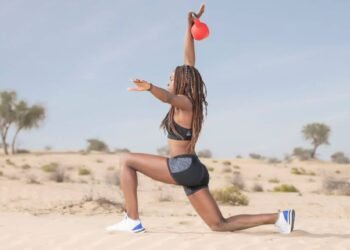 Master the move: Walking lunge with overhead press