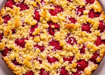 Vegan cheesecake with crumble topping