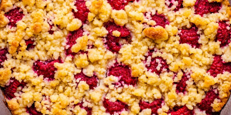 Vegan cheesecake with crumble topping