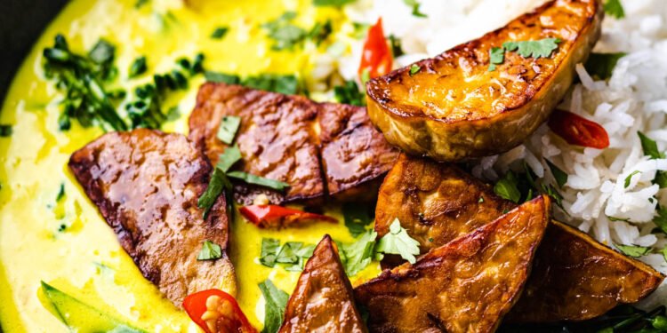 Yellow curry with tempeh – Lazy Cat Kitchen